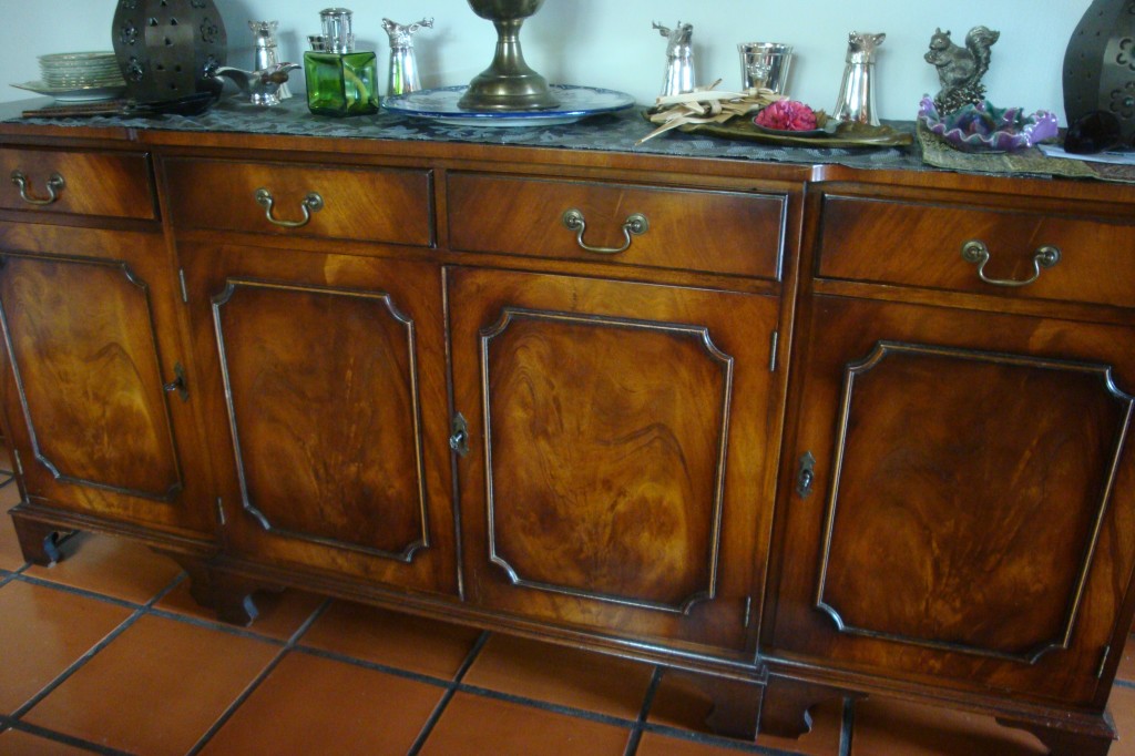 Old English Sideboard 4.door