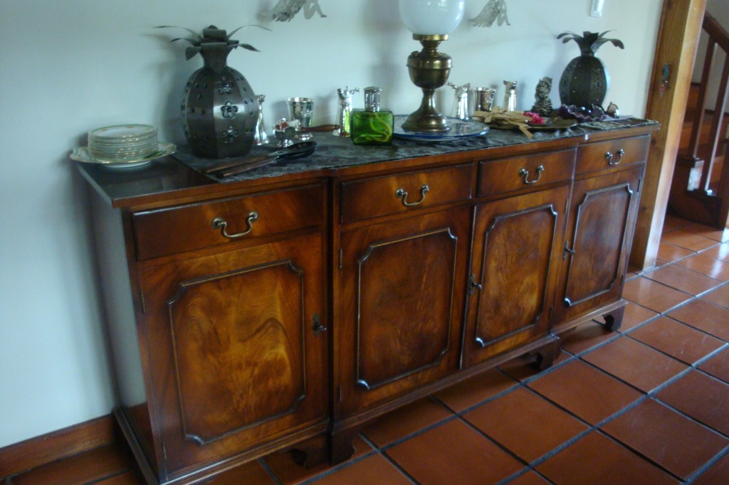 Old English Sideboard 4.door